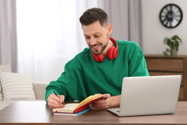Curso Tradução Online Homem Escrevendo Perto Laptop Casa — Fotografia de Stock
