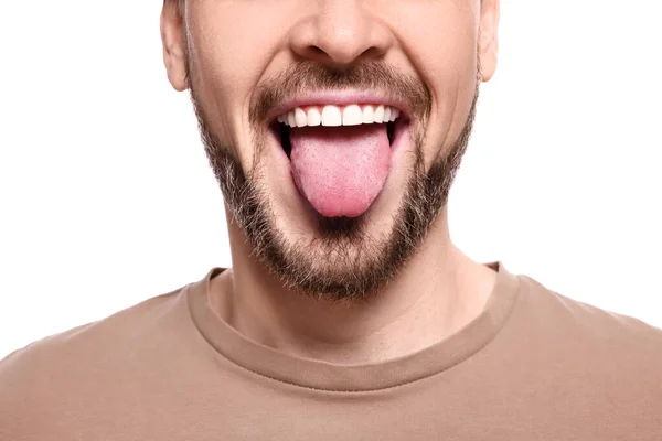 Šťastný Muž Ukazuje Svůj Jazyk Bílém Pozadí Detailní Záběr — Stock fotografie