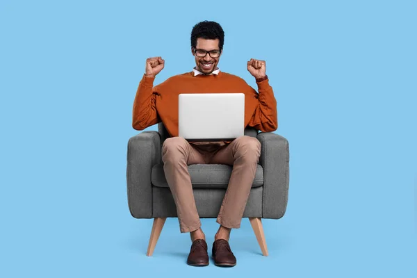 Homem Emocional Com Laptop Sentado Poltrona Fundo Azul Claro — Fotografia de Stock