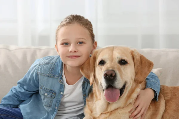 Bel Bambino Con Suo Labrador Retriever Casa Adorabile Animale Domestico — Foto Stock