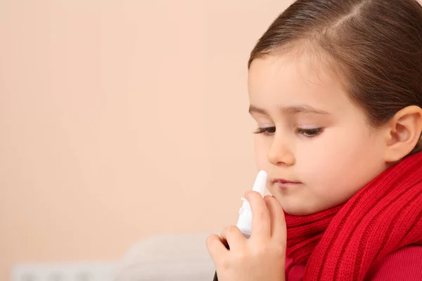 Carino Bambina Che Tiene Spray Nasale Sfondo Beige Spazio Testo — Foto Stock