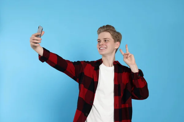 Teenager Macht Selfie Auf Hellblauem Hintergrund — Stockfoto