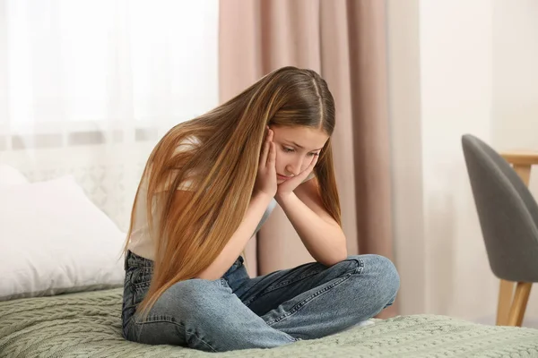 Расстроенная Девочка Подросток Сидящая Дома Кровати — стоковое фото