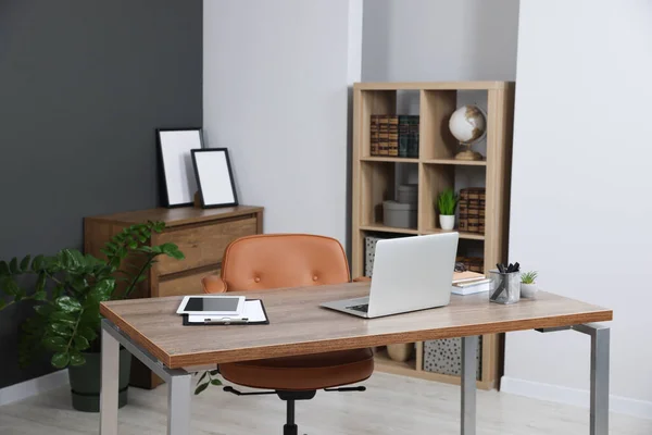 Stílusos Iroda Modern Bútorokkal Laptoppal Asztalon Belső Kialakítás — Stock Fotó