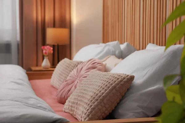 Comfortabel Bed Met Kussens Slaapkamer Interieur Ontwerp — Stockfoto