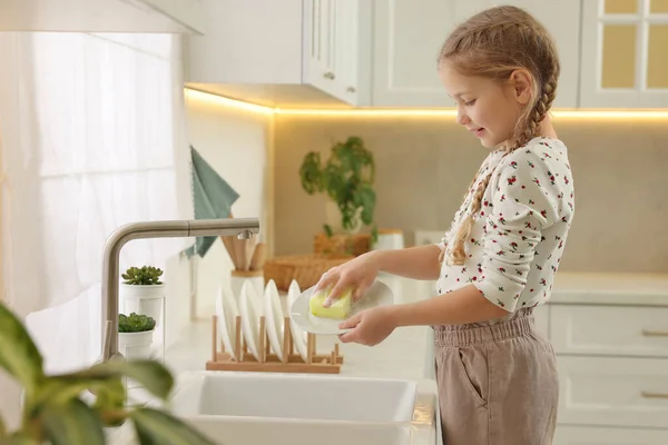 Kleines Mädchen Wäscht Teller Über Spüle Küche — Stockfoto