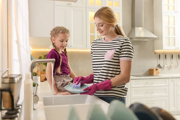 Mutter Wäscht Teller Während Sie Mit Tochter Küche Spricht — Stockfoto