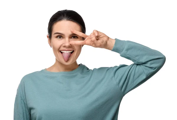 Dilini Beyaz Arka Planda Gösteren Mutlu Genç Bir Kadın — Stok fotoğraf