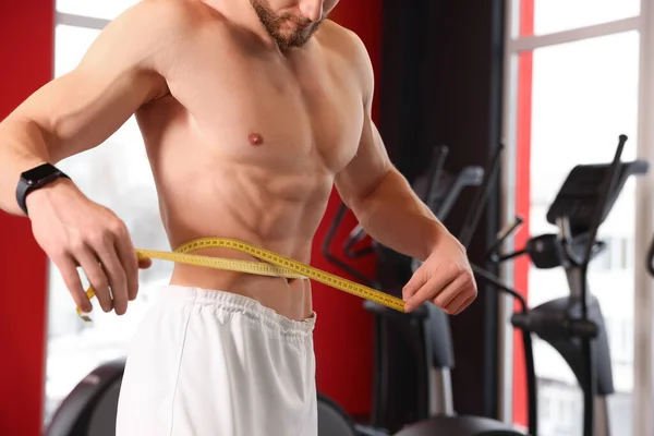 体操のテープで腰を測定するアスレチックマン クローズアップ — ストック写真