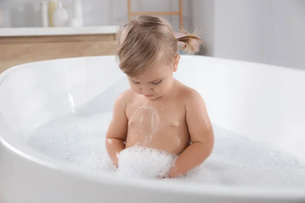 Aranyos Kislány Habos Fürdőt Vesz Otthon — Stock Fotó