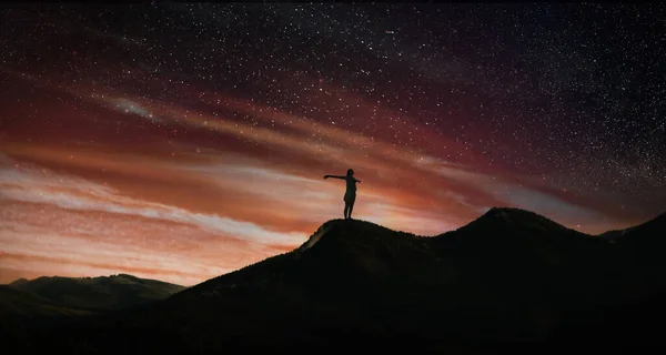 星空の下で山の中の女性のシルエット バナーデザイン — ストック写真