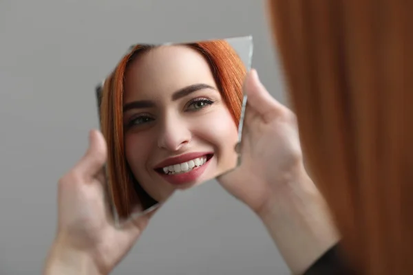 Mujer Joven Sonriente Mirándose Misma Espejo Roto Sobre Fondo Gris —  Fotos de Stock