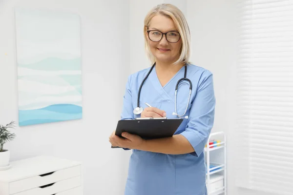 Medico Indossando Uniforme Con Appunti Clinica — Foto Stock