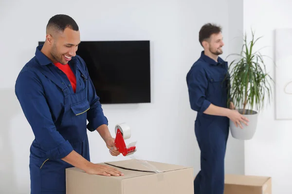 Caixa Embalagem Movedor Masculino Com Fita Adesiva Casa Espaço Para — Fotografia de Stock