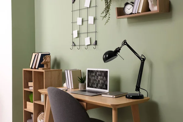 Modern Laptop Books Lamp Stationery Wooden Desk Green Wall Home — Foto Stock