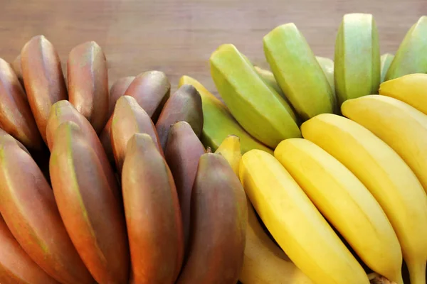 Różne Rodzaje Bananów Drewnianym Stole Zbliżenie — Zdjęcie stockowe