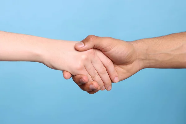 Διεθνείς Σχέσεις Άνθρωποι Κρατώντας Χέρια Γαλάζιο Φόντο Closeup — Φωτογραφία Αρχείου