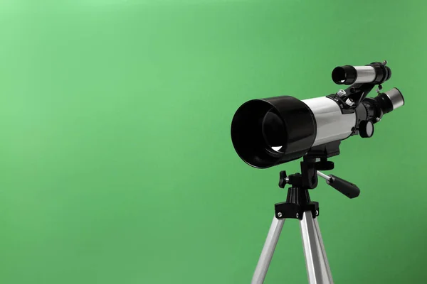 Tripod Modern Teleszkóppal Zöld Háttérrel Közelkép Szöveg Helye — Stock Fotó