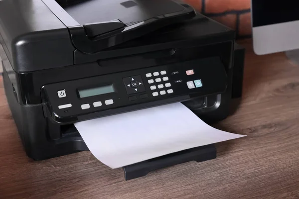 Moderne Printer Met Papier Houten Bureau Thuis Close — Stockfoto