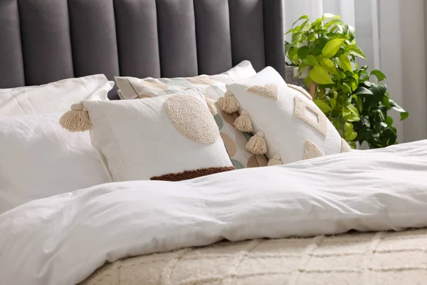 Bequemes Bett Mit Kissen Bettdecke Und Schönen Zimmerpflanzen Drinnen Stilvolles — Stockfoto