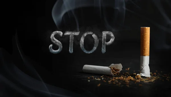 Sigarayı Bırak Kelimenin Duruşu Duman Kırık Sigara Siyah Arkaplan Pankart — Stok fotoğraf