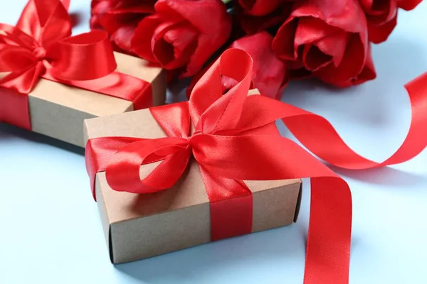 Красивая Подарочная Коробка Красные Цветы Тюльпан Голубом Фоне Крупным Планом — стоковое фото