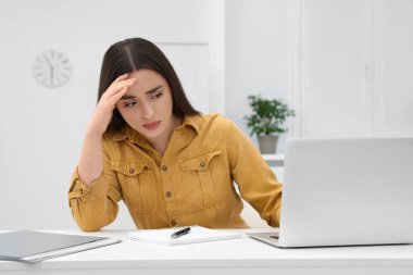 Ofisteki mutsuz genç bayan stajyer.