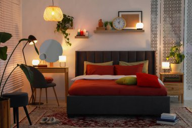 Şık bir yatak odası, rahat bir yatak ve tuvalet masası.