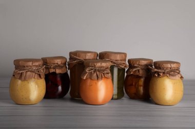 Korunmuş meyve reçelli kavanozlar beyaz ahşap masada