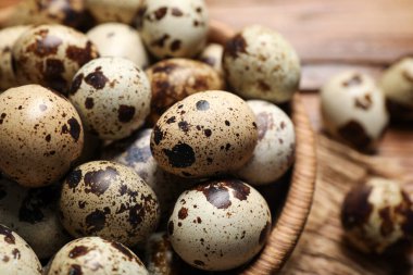 Masada bıldırcın yumurtalı ahşap kase, yakın plan.