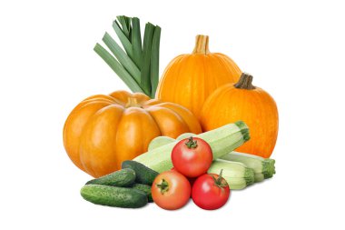 Beyaz arka planda bir sürü taze sebze ve pırasa.