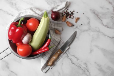 Ratouille için taze sebzeler beyaz mermer masada, düz yerde. Metin için boşluk