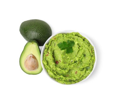 Bir kase lezzetli guacamole ve taze avokado.