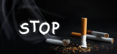Sigarayı bırak. Kelimenin Duruşu Duman, tüm ve kırık sigara siyah arkaplan üzerinde, pankart tasarımı