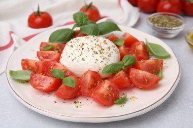Mozarella, domates ve fesleğenli Caprese salatası.