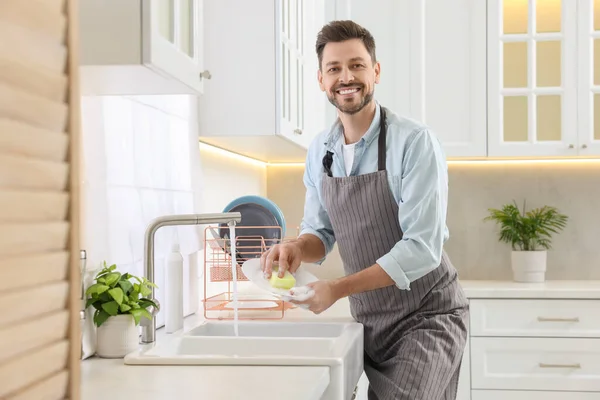 Adam Mutfak Lavabosunda Bulaşık Yıkıyor — Stok fotoğraf