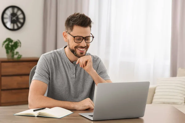 Muž Studující Doma Laptopu Online Kurz Překladu — Stock fotografie