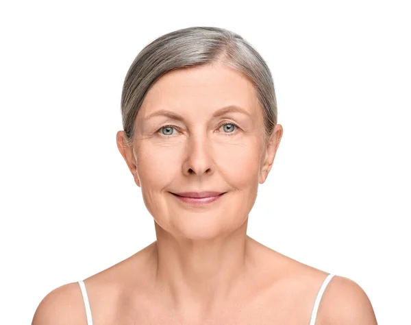 Retrato Mujer Mayor Con Piel Envejecida Sobre Fondo Blanco Tratamiento —  Fotos de Stock