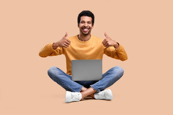 Homem Feliz Com Laptop Mostrando Polegares Para Cima Fundo Bege — Fotografia de Stock