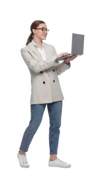 在白色背景上的笔记本电脑的幸福女人 — 图库照片