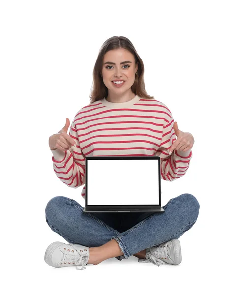 Щаслива Жінка Вказує Ноутбук Білому Тлі — стокове фото