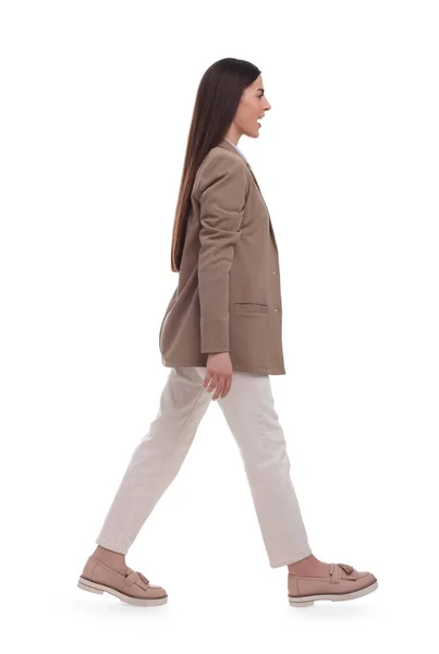 Piękna Młoda Bizneswoman Chodząca Białym Tle — Zdjęcie stockowe