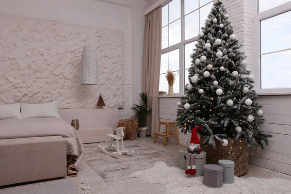 Interior Quarto Com Árvore Natal Decoração Festiva — Fotografia de Stock