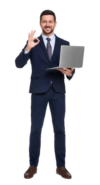 Bonito Empresário Barbudo Terno Com Laptop Mostrando Gesto Fundo Branco — Fotografia de Stock