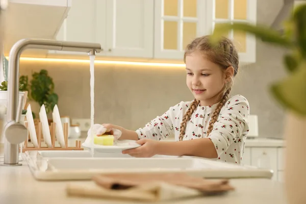 Маленька Дівчинка Миє Тарілку Над Раковиною Кухні — стокове фото