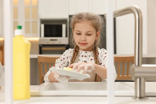 Маленькая Девочка Моет Посуду Над Раковиной Кухне — стоковое фото