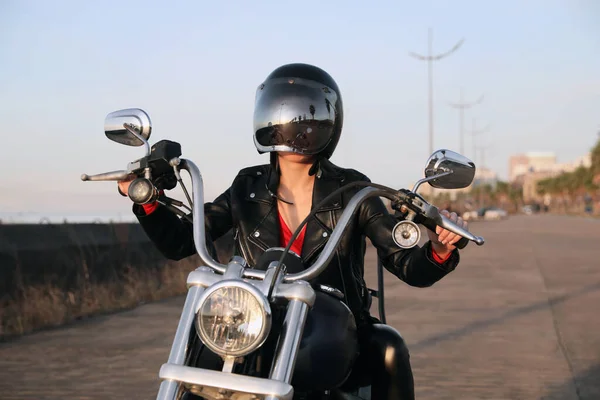 Mulher Capacete Equitação Motocicleta Dia Ensolarado — Fotografia de Stock