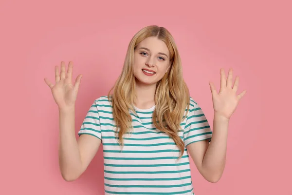 Mulher Feliz Dando Alta Cinco Com Ambas Mãos Fundo Rosa — Fotografia de Stock