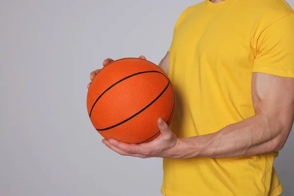 Атлетичный Молодой Человек Баскетбольным Мячом Светло Сером Фоне Крупный План — стоковое фото