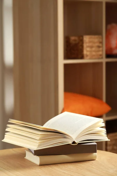 木造のテーブルの上に異なる本のスタック室内 テキストのためのスペース — ストック写真
